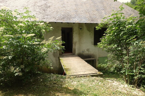 2506-Esparron-equarrissage hache-Charpente traditionnelle2
