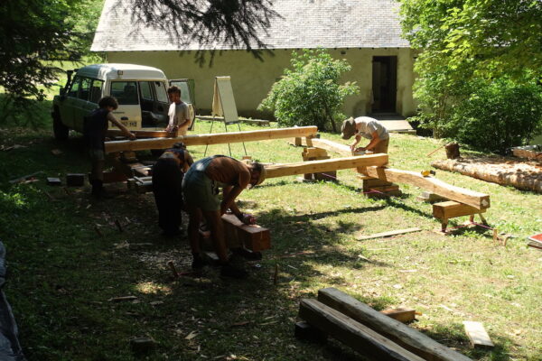 2506-Esparron-equarrissage hache-Charpente traditionnelle26
