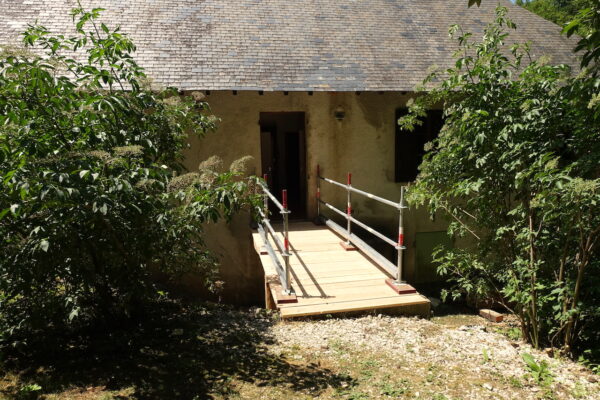 2506-Esparron-equarrissage hache-Charpente traditionnelle45