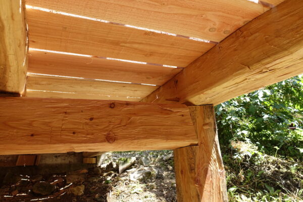 2506-Esparron-equarrissage hache-Charpente traditionnelle46