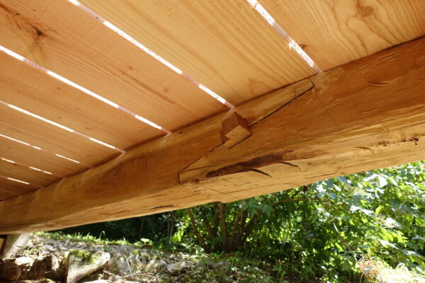 2506-Esparron-equarrissage hache-Charpente traditionnelle47