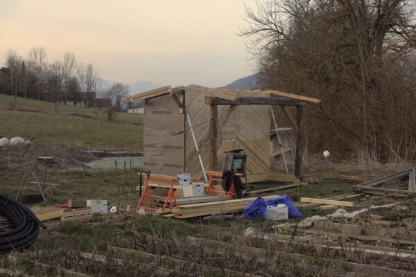 2501-Cabane-Bois-reemploi-toit-vegetal-10