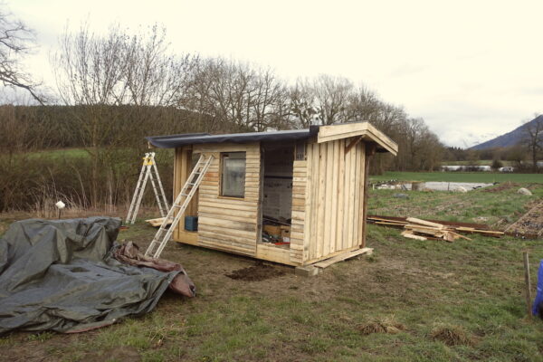 2501-Cabane-Bois-reemploi-toit-vegetal-11