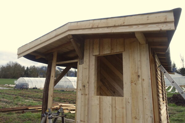 2501-Cabane-Bois-reemploi-toit-vegetal-12