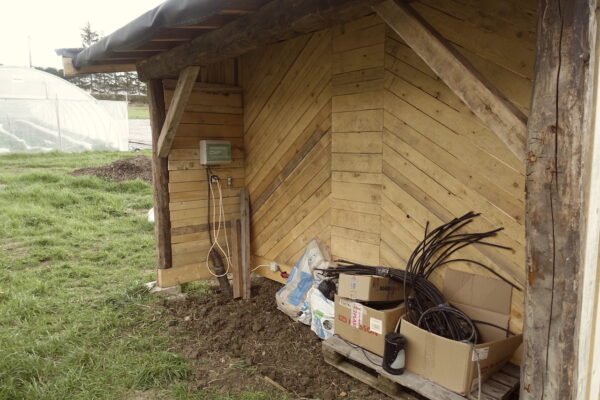 2501-Cabane-Bois-reemploi-toit-vegetal-13