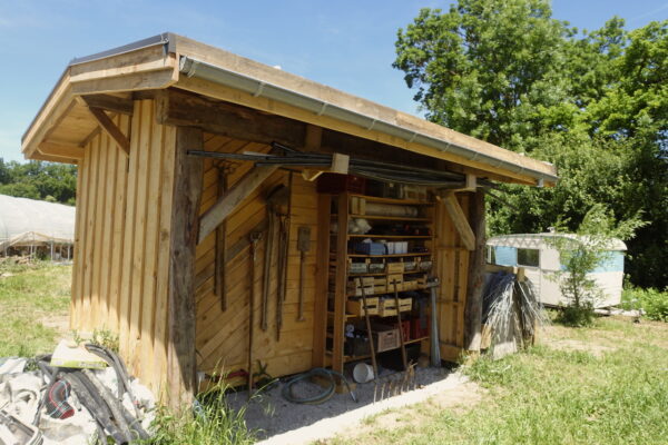 2501-Cabane-Bois-reemploi-toit-vegetal-16