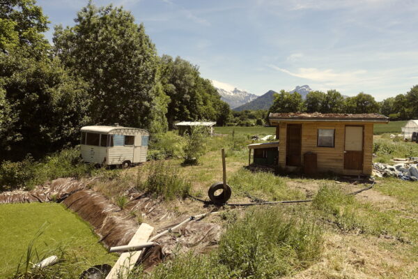 2501-Cabane-Bois-reemploi-toit-vegetal-18