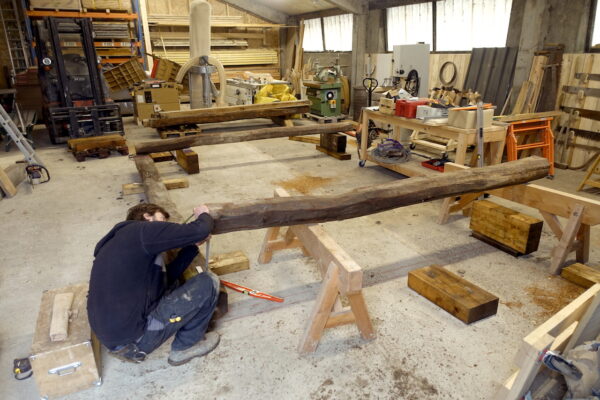 2501-Cabane-Bois-reemploi-toit-vegetal-2