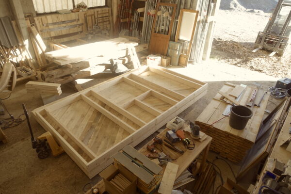 2501-Cabane-Bois-reemploi-toit-vegetal-4