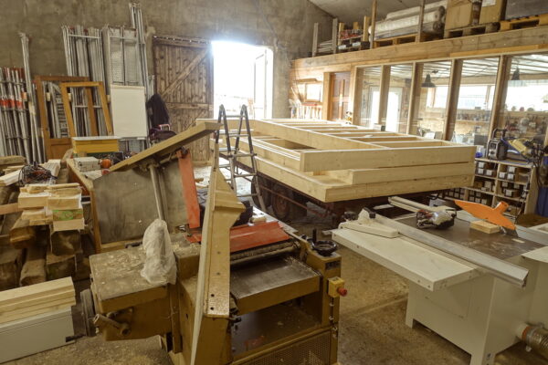 2501-Cabane-Bois-reemploi-toit-vegetal-6