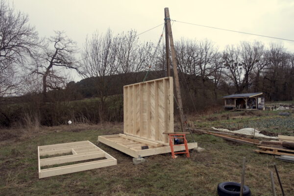 2501-Cabane-Bois-reemploi-toit-vegetal-7