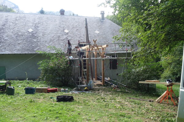 2506-Esparron-equarrissage hache-Charpente traditionnelle55